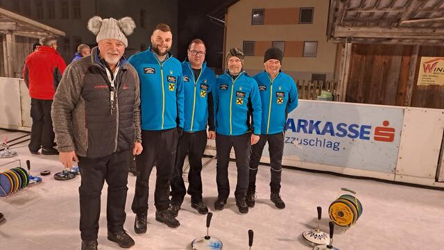 Organisator Rupert Breitegger (li.) mit der führenden Mannschaft nach der vierten Runde, den NFÖ-Raika Mürzsteg. | Foto: Milchrahm