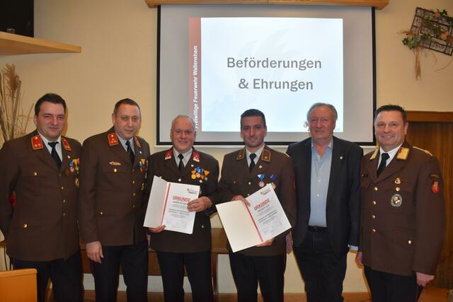 (v.l.n.r.) Kdt. Stv. Thomas Vierlinger, Kommandant Manuel Meier, Johann Holzapfel (Feuerwehr-Bezirksverdienstmedaille in Silber), Bernhard Glas (Feuerwehr-Bezirksverdienstmedaille in Bronze), Vize-Bürgermeister Ing. Friedrich Wadler und Bezirks-Feuerwehrkommandant Stv. Hermann Jobst