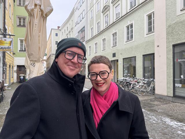Grünen-Stadträtin Eva Schobesberger mit ihrem Ehepartner vor dem Wahllokal in der linzer Innenstadt.