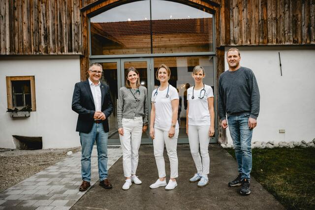 Bürgermeister Gerald Egger, die Ärztinnen Ursula Salletmayr-Roider, Elisabeth Hochhauser und Elisabeth Reiter, Rudolf Bögl.  | Foto: HamsterDerBildermacher