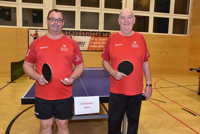 Christian Schützeneder und Johannes Schmutz eröffneten den 24 Stunden Tischtennis-Marathon. | Foto: Zinterhof