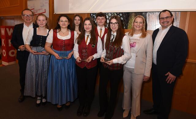 Fiona Halper (3.v.l.) erhielt die Auszeichnung in Silber. | Foto: Landesmedienservice