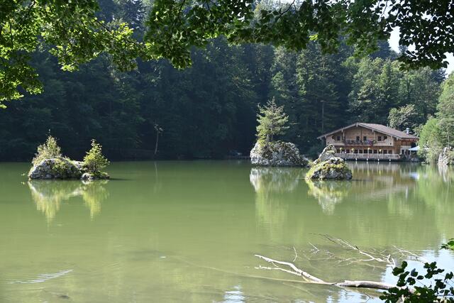 Berglsteinersee mit Gasthaus, den man leicht zu Fuß umrunden kann