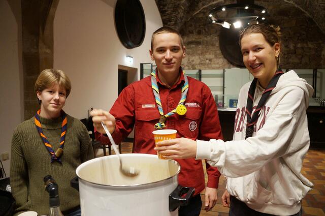 Lana, Moritz und Emma schenkten im Binderstadl Orangenpunsch aus.