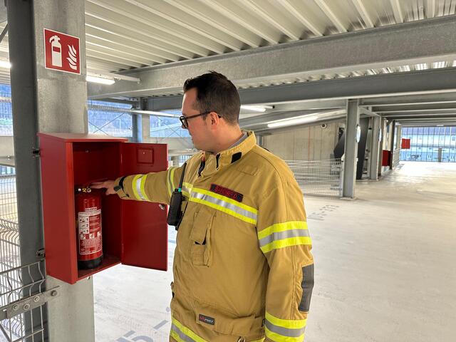 Am Sonntagnachmittag kam es in Jenbach zu einem Fall von Sachbeschädigung. Mehrere Fahrzeuge wurden mit einem Feuerlöscher eingenebelt.