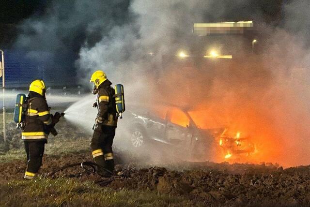 Feuerwehrkräfte löschen einen PKW-Vollbrand unter erschwerten Sicherheitsvorkehrungen. | Foto: DOKU NÖ