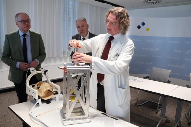 Markus Stock demonstriert die Montage von MATEO. | Foto: Kathrin Schauer