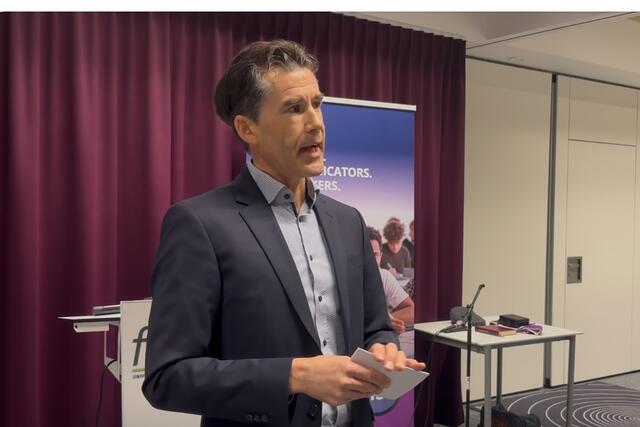 Direktor Ian Barnes begrüßt die Ehrengäste zur feierlichen Eröffnung der Räumlichkeiten.  | Foto: Barbara Fluckinger