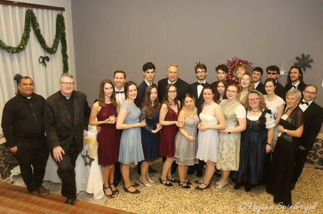 Das Jung-Damen &amp; Herrenkomitee am 14. Pressbaumer Dreikönigsball mit  Kaplan Anushka Nisan Fernando Kariyakarawanage, Stadtpfarrer Mag. Georg Herberstein, Raffael Herzog BGM Josef Schmidl-Haberleitner, Elisabeth Schmidl und Altbürgermeisterin Claudia Bock.