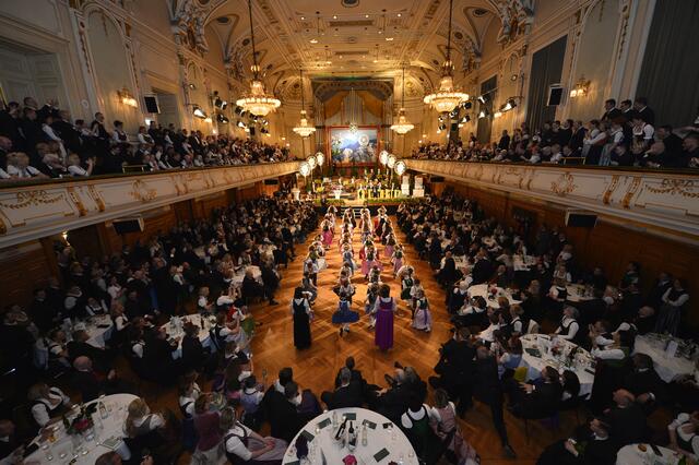 So festlich wird es auch am 8. Feburar beim 121. Oberlandlerball  wieder. | Foto: MeinBezirk