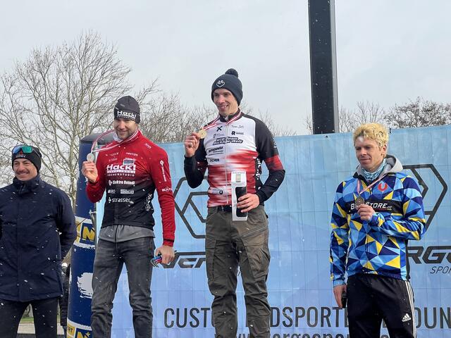 Christoph Mick, Manfred Zöger und Simon Petridis bei der Siegerehrung. (v. l. n. r.) | Foto: Franz Hackl
