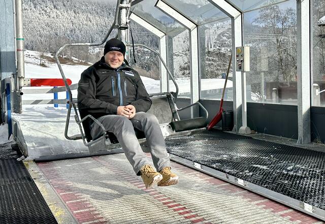 Noch fährt Reiteralm-Geschäftsführer Daniel Berchthaller mit dem Zweier-Sessellift auf die Fageralm. Ab der kommenden Saison soll ihn eine Gondel ersetzen. | Foto: Schneeberger