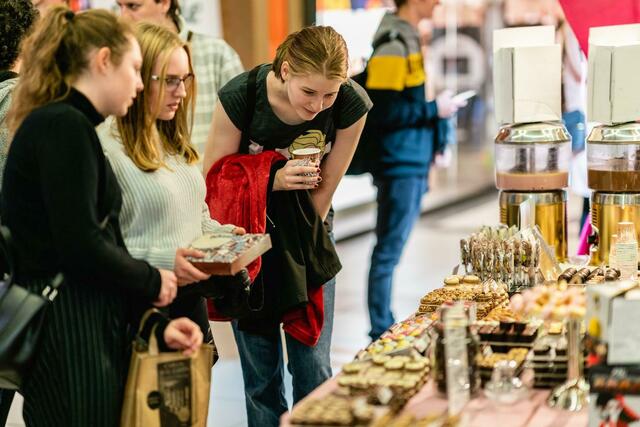 Von Pralinen bis zu Bonbons kommen Naschkatzen auf ihre Kosten. | Foto: Schokoladefest
