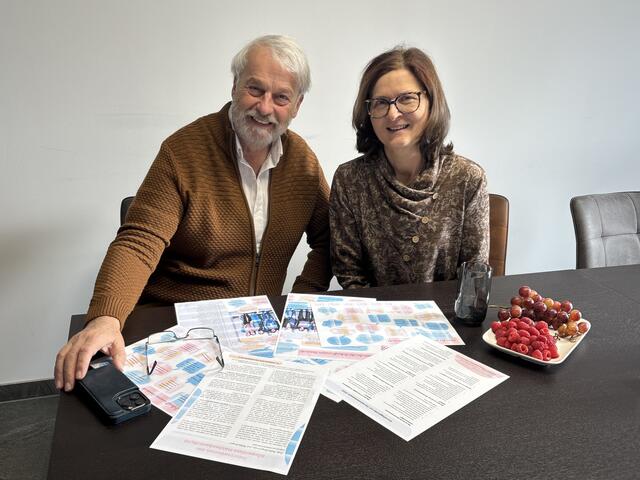 Wolfgang Garber und Irmtraud Traxler von der Bürgerliste wurden auf das Fehlen der Kuverts in den Wahlkarten aufmerksam gemacht. | Foto: Alexandra Goll