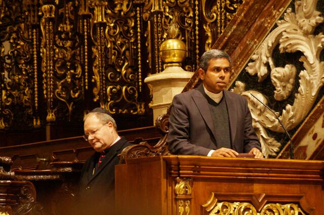 Pater Sen reiste extra für das Konzert an.