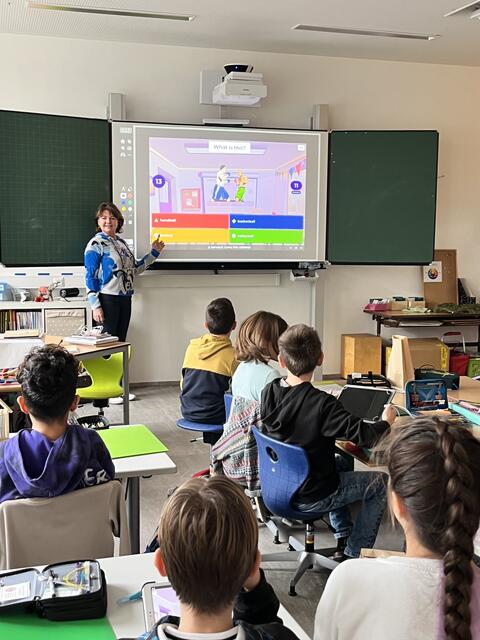 Nahtstellenpädagogin Erna Hattmannsdorfer in der Volksschule St. Pantaleon | Foto: Sport/Mittelschule St. Valentin