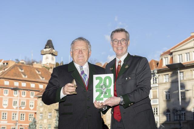 Staffelübergabe: Wolfgang Malik übernimmt das Amt des "Großbauern" von Klaus Weikhard (r.). | Foto: Fischer