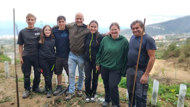 Quique Garcia: Leiter Bodegas Auratava (Mitte) mit Schülerinnen und Schülern | Foto: FS Silberberg