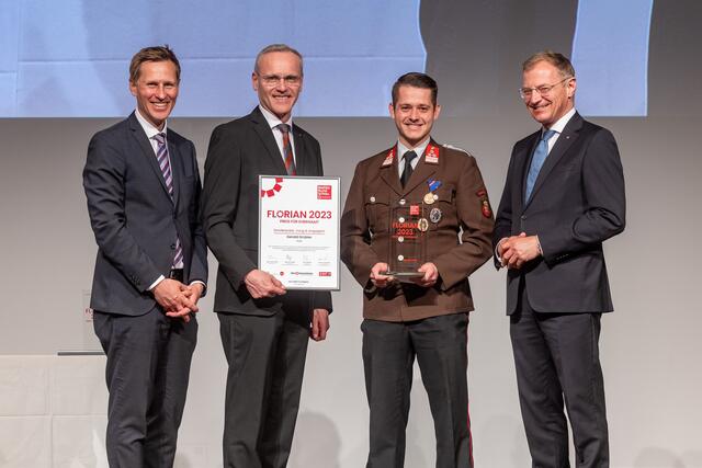 Thomas Winkler (Chefredakteur BezirksRundSchau), Othmar Nagl (Generaldirektor der OÖ-Versicherung), Gerald Grübler und Landeshauptmann Thomas Stelzer. | Foto: MeinBezirk OÖ/Pils