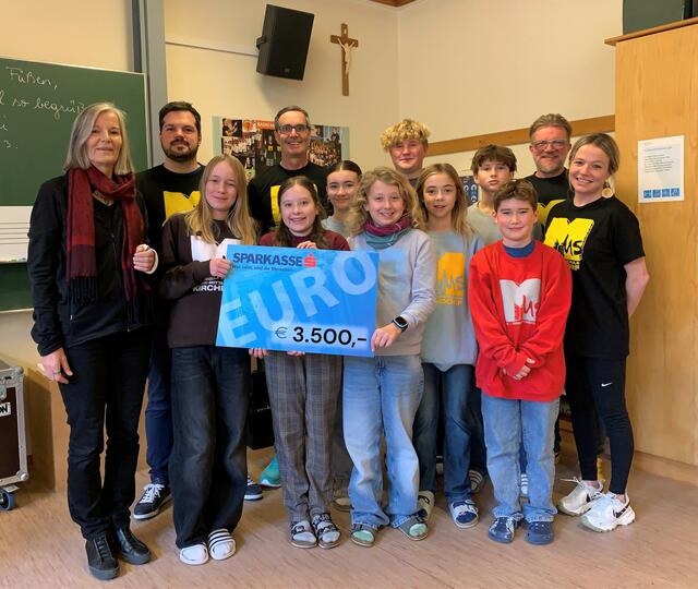 Die Musikmittelschule unterstützte auch dieses Mal die Sozialpädagogische Familienhilfe. Schüler und Lehrer überreichten den Spendenscheck an Irene Leidolt (li.). | Foto: MMS Kirchdorf