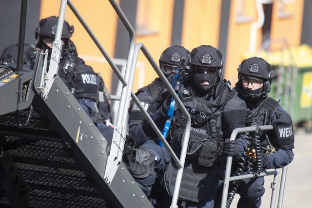 Mithilfe der Sondereinheiten Wega und der Cobra konnten sieben Verdächtige festgenommen werden. | Foto: ALEX HALADA / picturedesk.com