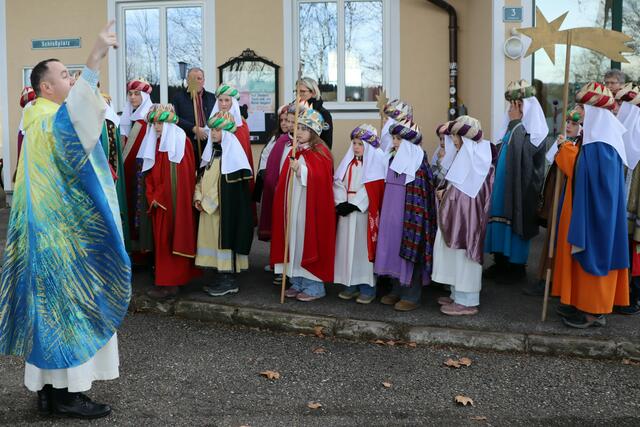Eine letzte Instruktion vom Pfarrer vor dem Einzug zum Abschlussfest in die Pfarrkirche Stainz. | Foto: Gerhard Langmann