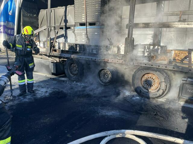 Der Brand, der bereits auf die Plane des Lkws übergegriffen hatte, konnte schnell eingedämmt werden. | Foto: Feuerwehr Völkermarkt