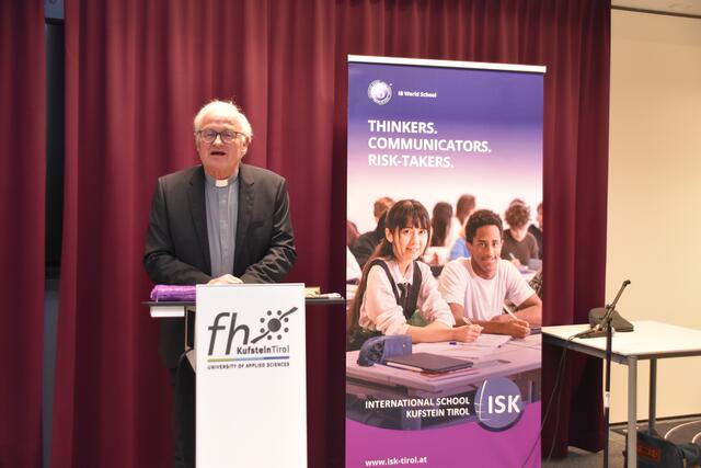 Pfarrprovisor Roland Rasser nahm die Segnung vor.   | Foto: Barbara Fluckinger