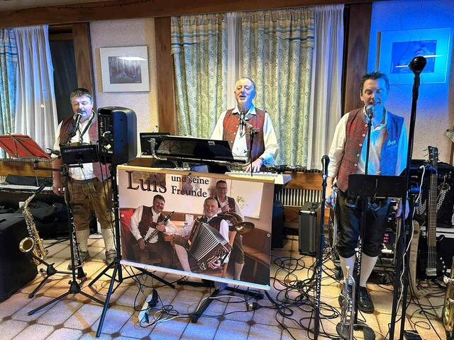„Luis und seine Freunde“ sorgten für Schwung im Festsaal.  | Foto: Karl Lenz 