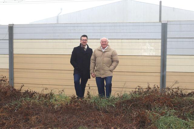 BGM Ernst Wendl und Richard Payer bei der Lärmschutzwand in der Ostbahnstraße | Foto: Gemeinde Himberg