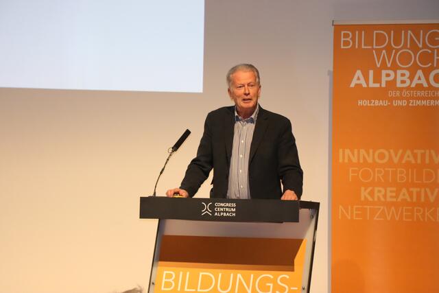 Reinhold Mitterlehner machte den Anfang der Vortragsreihe mit "Zeitenwende – Politik zwischen Anspruch und Wirklichkeit". | Foto: Nimpf
