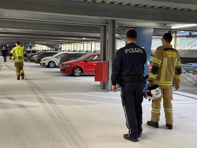 Am Sonntagnachmittag kam es in Jenbach zu einem Fall von Sachbeschädigung. Mehrere Fahrzeuge wurden mit einem Feuerlöscher eingenebelt.