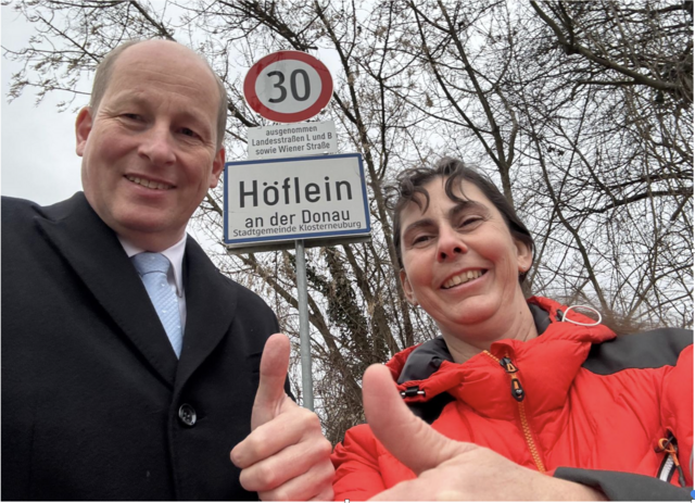 Edgar Bauer (ÖVP) und Ortsvorsteherin Helga Fucac vor der Ortstafel von Höflein | Foto: VP Klosterneuburg
