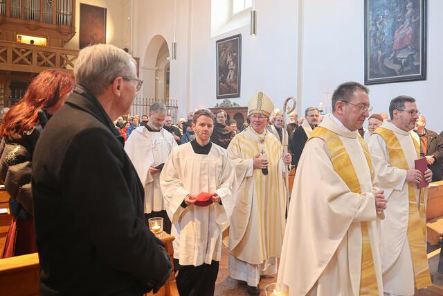 Die Kirche des Kapuziner-Ordens sowie Teile des Klosters wurde in den vergangenen rund eineinhalb Jahren umfassend runderneuert. Am gestrigen Sonntag wurde mit einem Festgottesdienst das Ende der Sanierungsarbeiten gefeiert. Im Bild: Landeshauptmann Wilfried Haslauer und Erzbischof Franz Lackner. | Foto: Land Salzburg / Franz Neumayr