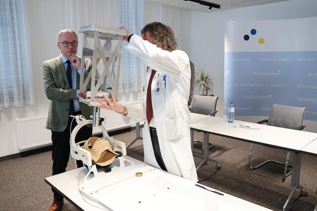 Markus Stock demonstriert die Montage von MATEO. | Foto: Kathrin Schauer