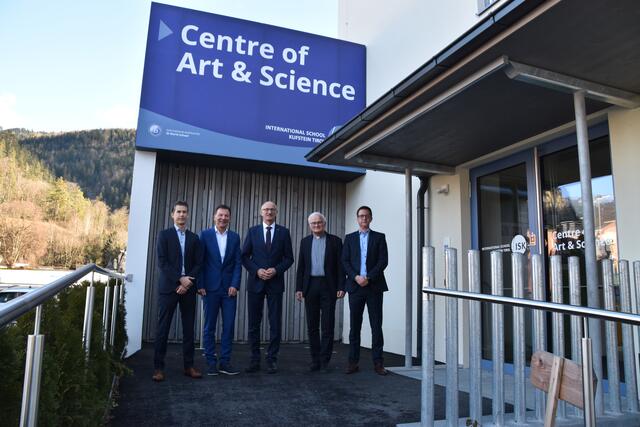 Direktor Ian Barnes, FH-GF Thomas Madritsch, Landeshauptmann Anton Mattle, Pfarrprovisor Roland Rasser und ISK-GF Walter Weiskopf (v.l.) freuen sich über die neuen Räumlichkeiten der ISK in Kufstein.   | Foto: Barbara Fluckinger