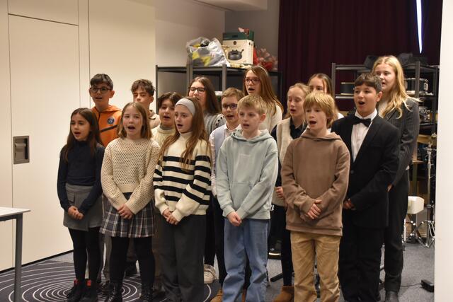 Schüler der ISK umrahmten die Feier mit einer Gesangseinlage.  | Foto: Barbara Fluckinger