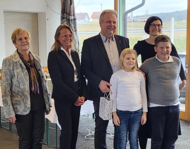 Gerti Karl und Beatrix Karl mit Michael, Pauline, Christine und Emil Karl (v.l.). | Foto: Maria Rindler-Seidl