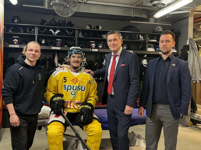Bei einem Medientermin wurde eine neue Jugeninititative des waff und AMS vorgestellt. V.l.: ehemalige Nachwuchsspieler Pascal Bayer, Capitals Spieler Dominic Hackl, Stadtrat Peter Hanke (SPÖ) und der Geschäftsführer der Vienna Capitals Lukas Garhofer. | Foto: Michael Marbacher/MeinBezirk