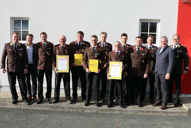 Ehre, wem Ehre gebührt: die Ausgezeichneten mit den Ehrengästen