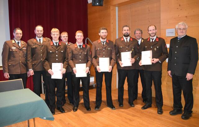 Die Beförderten mit Bezirks-Kdt. Andreas Schroll, Kdt. Hannes Embacher, Kdt.-Stv. Michael Bichler, Abschnitts-Kdt. Michael Schenk und Bgm. Gerhard Obermüller (v.li.). | Foto: Wörgötter