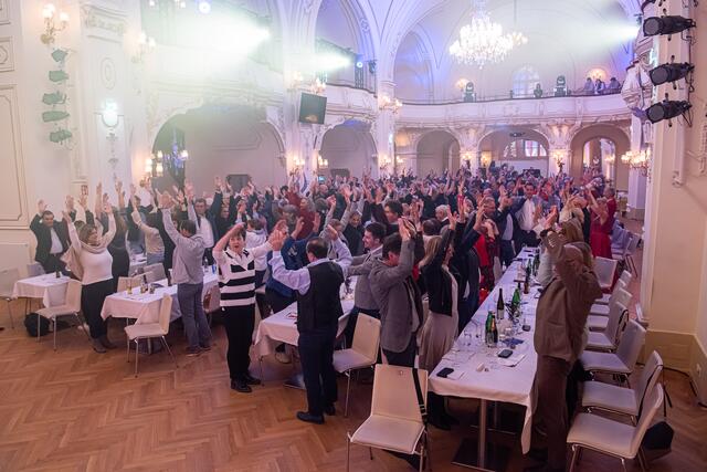 Der vollbesetzte Sparkassensaal mit Auflockerungsübungen für das Publikum | Foto: R. Wehrl und M. Gartner