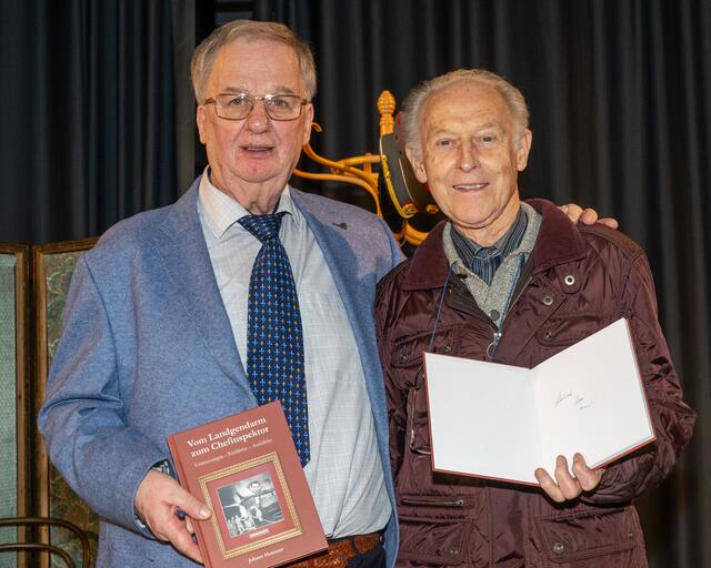 Hans Hammer präsentiert sein neuestes Werk "Vom Landgedarm zum Chefinspektor". | Foto: Dieter Arbeiter