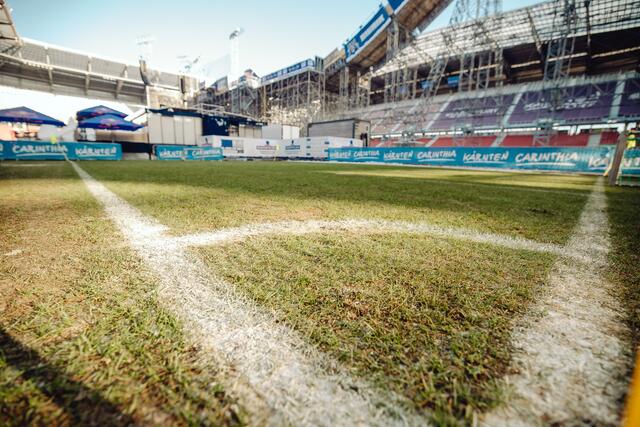 Die Schwerlastplatten garantieren, dass der Rasen nicht beschädigt wird. | Foto:  NZ Photo/Zangerle