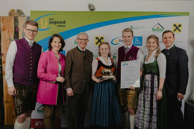 Die Leitung der Landjugend Eugendorf präsentiert stolz den Salzburger Landjugendstier. V.l.n.r.: Landesleiter Maximilian Aigner, Bundesministerin Karoline Edtstadler, Landeshauptmann Wilfried Haslauer, Ortsgruppenleiterin Katja Fenninger, Ortsgruppenleiter Alexander Huber, Landesleiterin Magdalena Fink und der Bürgermeister von Eugendorf, Robert Bimminger | Foto: derPlotti | Matthäus Schröcker