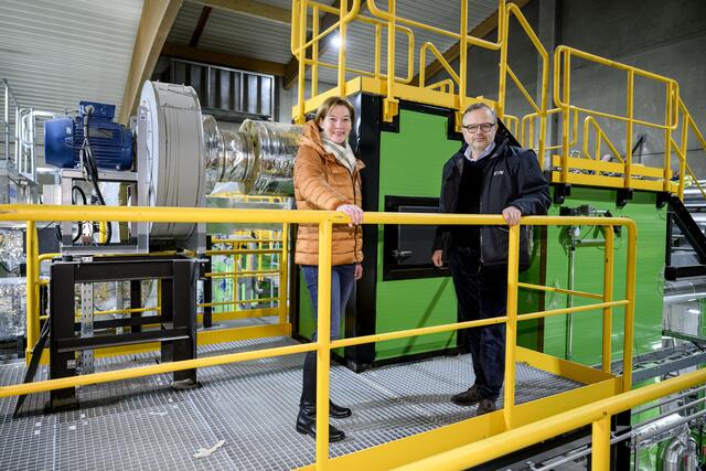 Bürgermeisterin Monika Fischer und EVN Wärme Geschäftsführer Alfred Freunschlag vor dem neuen Biomassekessel | Foto: EVN