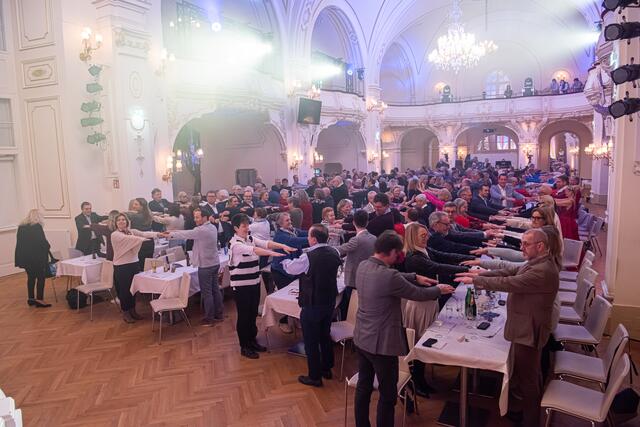 Der vollbesetzte Sparkassensaal mit Auflockerungsübungen für das Publikum | Foto: R. Wehrl und M. Gartner