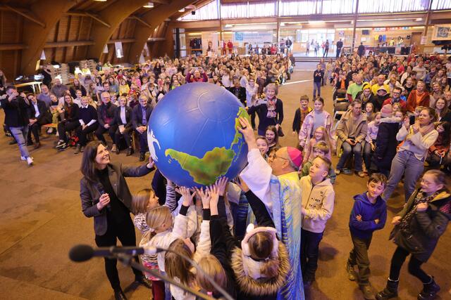 Hunderte Sternsingerinnen und Sternsinger kamen zum Treffen mit Bischof Wilhelm Krautwaschl nach Gleinstätten. | Foto: Gerd Neuhold