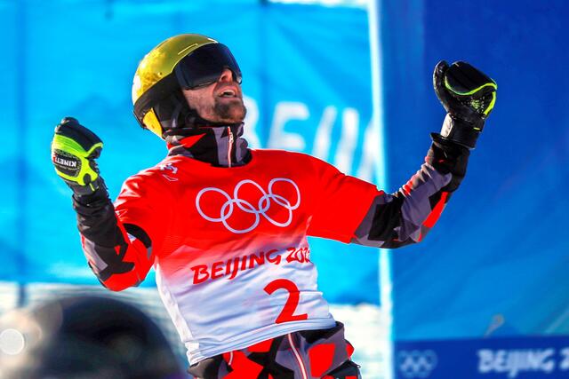 Niederösterreicher Benjamin Karl beim Jubel über die Goldmedaille in Peking 2022.  | Foto: GEPA Photos/Matic Klansik