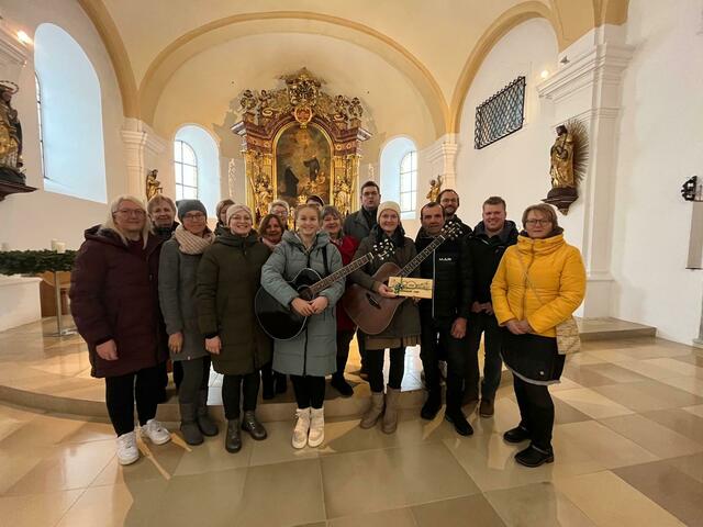 Der Kirchbacher Chor besteht seit 20 Jahren. Er ist für Hochzeiten oder andere Festveranstaltungen sehr beliebt.  | Foto: Kirchbacher Chor